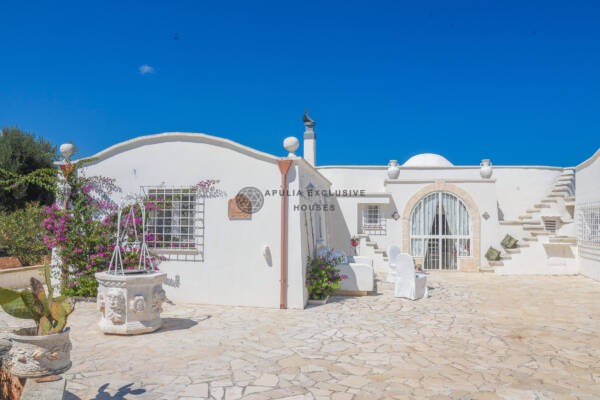 VILLA WITH TRULLO SARACENO | Ostuni