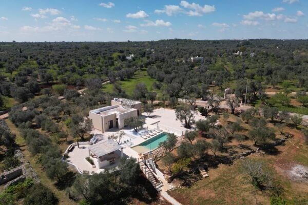 VILLA SERENA – Un Gioiello Contemporaneo nell’Alto Salento