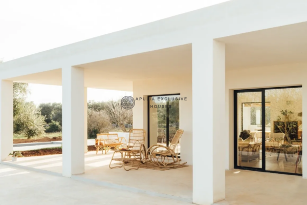VILLA YENN Modern villa with pool in Ostuni