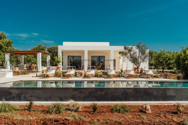 VILLA YENN Modern villa with pool in Ostuni